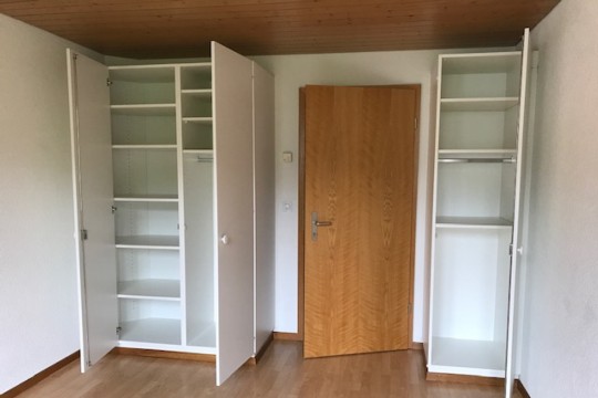 Zimmer 2 Einbauschränke.jpg